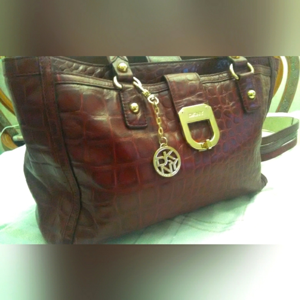 LIKE NEW 100% LEATHER PURSE/ BAG BY DKNY LARGE SZ. DEEP BURGUNDY CROC. EMBOSSED - Picture 2 of 15